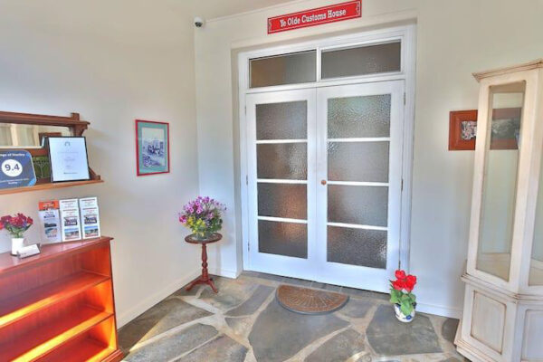 Ye Olde Customs House 01