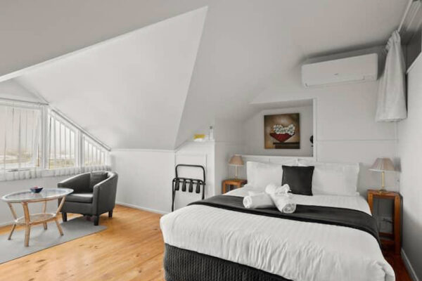 Ye Olde Customs House03